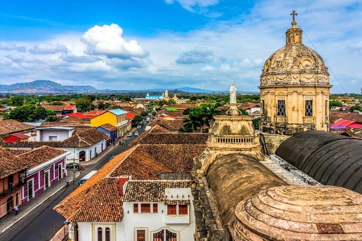 Private transfer from/to Seville to/from Granada with optional stop in Cordoba