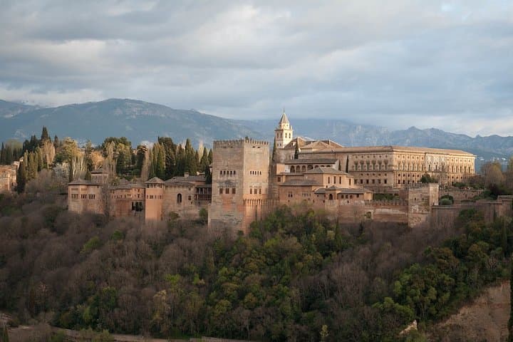 Alhambra: Complete Guided Tour with Nasrid Palaces Tickets