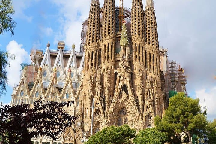 Private complete Gaudi experience in Barcelona (2 days) with hotel pick up