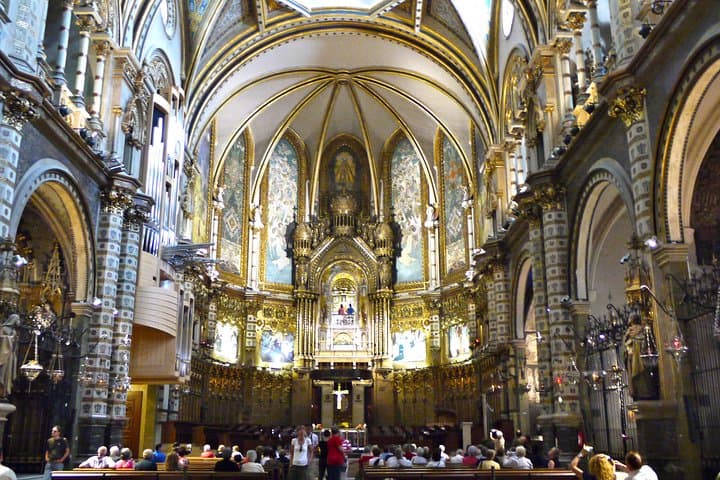 Montserrat Guided Tour with Cogwheel or Cable Car & Black Madonna