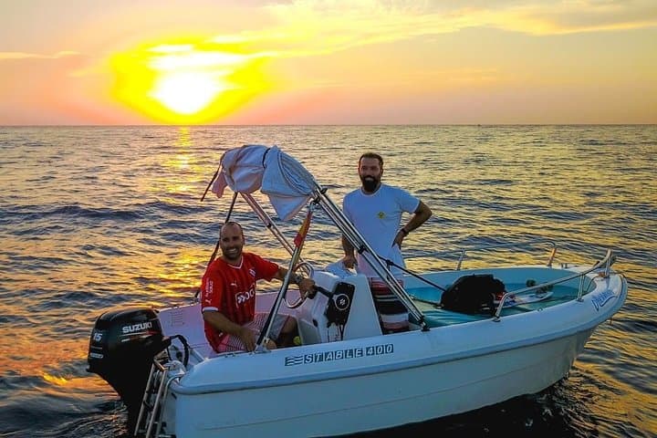 BOAT RENTAL WITHOUT LICENSE ( max 4 Pax )
It has a large solarium, bathing ladder, bimini top, electric starter and safety material. The price includes VAT, equipment and insurance.