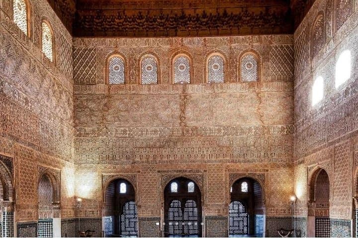 Granada Private Guided Tour with Alhambra Complex & Albaicín
