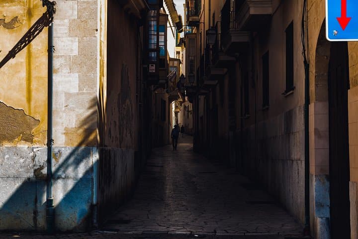 Las calles angostas son de los atractivos más característicos
de Palma. En la antigüedad eran
escenario de historias 
emocionantes, por su poca iluminación y se decia habitaban toda clase de peligros.