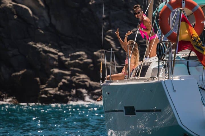 PRIVATE YACHT CHARTER VOYAGE, Food & Drinks included!