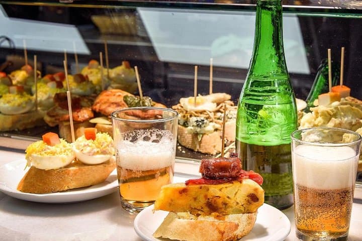 Explore Barcelona: Private Tour with Highlights, Gems & Tapa