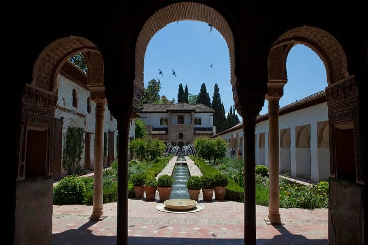 Alhambra: Small Group Tour with Local Guide & Admission
