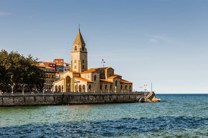 Classic romantic private walking tour in Gijon