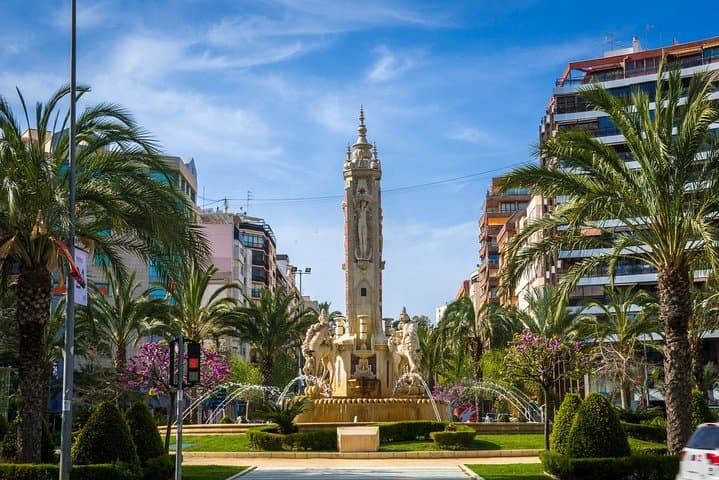 Explore the old city center of Alicante private walking tour