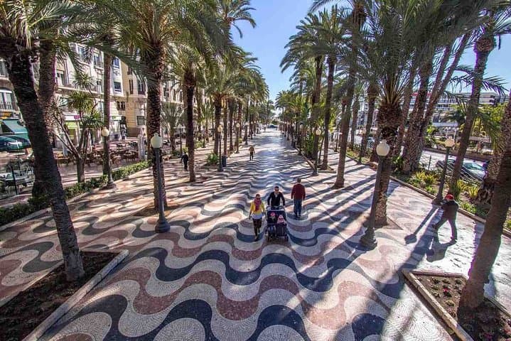Explore the old city center of Alicante private walking tour