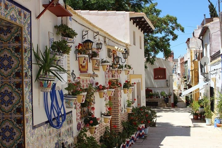 Explore the old city center of Alicante private walking tour