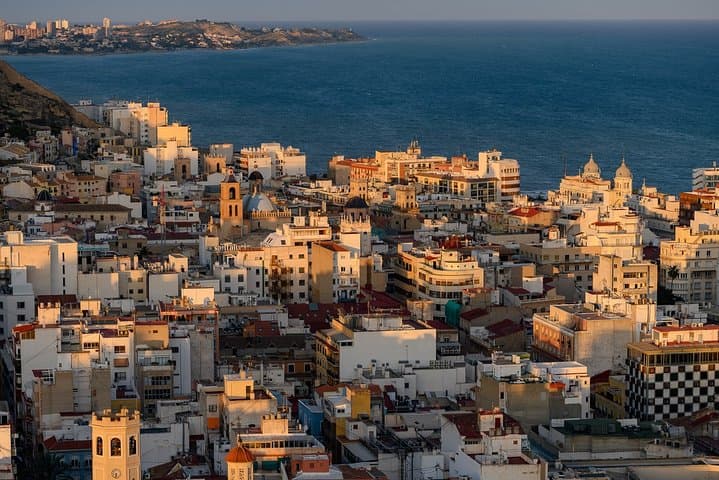 Explore the old city center of Alicante private walking tour