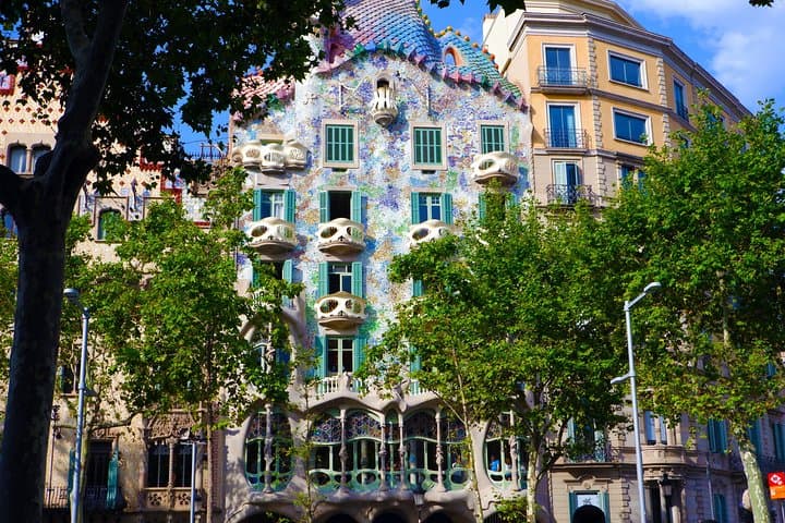 A symbol of modernism. Look how these windows rise, A building that embraces the immensity of surrealism, to enter there is to get lost in the magnificence of it's absurdities.