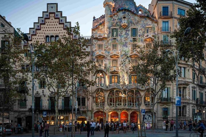 Sagrada Familia & Barcelona Small Group Tour with Hotel Pick-up
