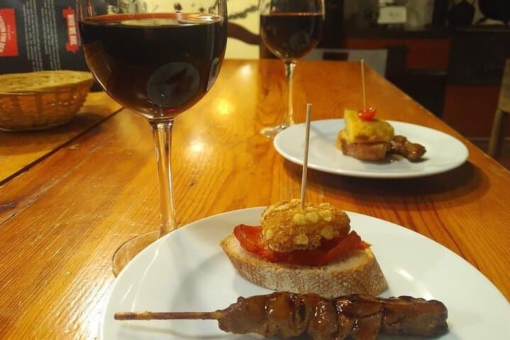 Barcelona Gothic Quarter Tour with tapas and flamenco show