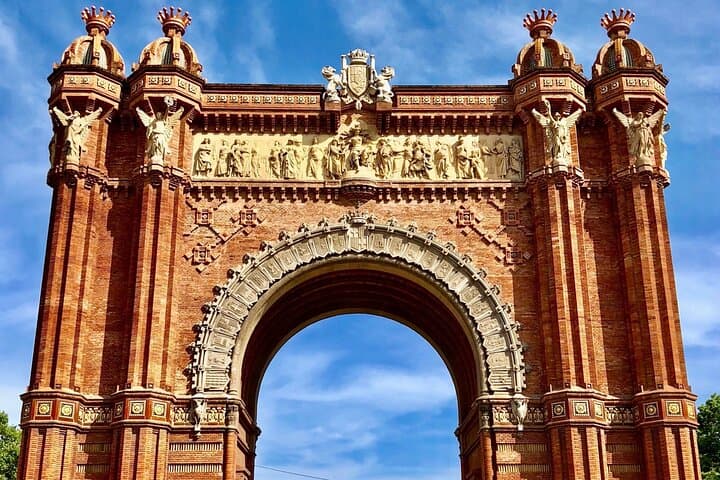 Arc de Triomf with its Modernist architecture