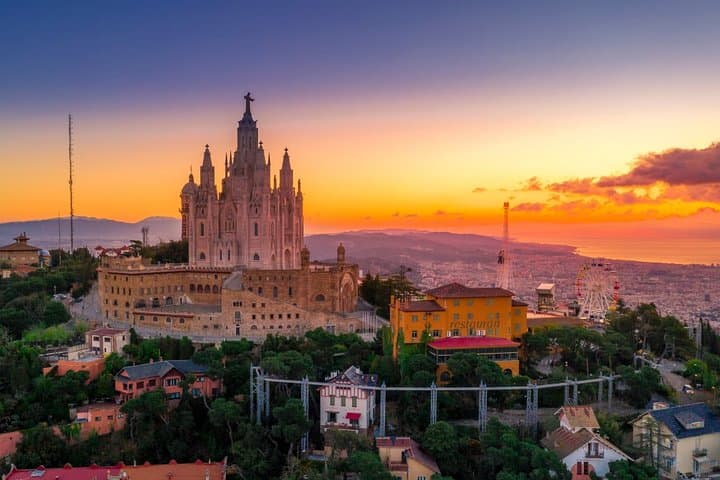Touristic highlights of Barcelona on a Private full day tour with a local
