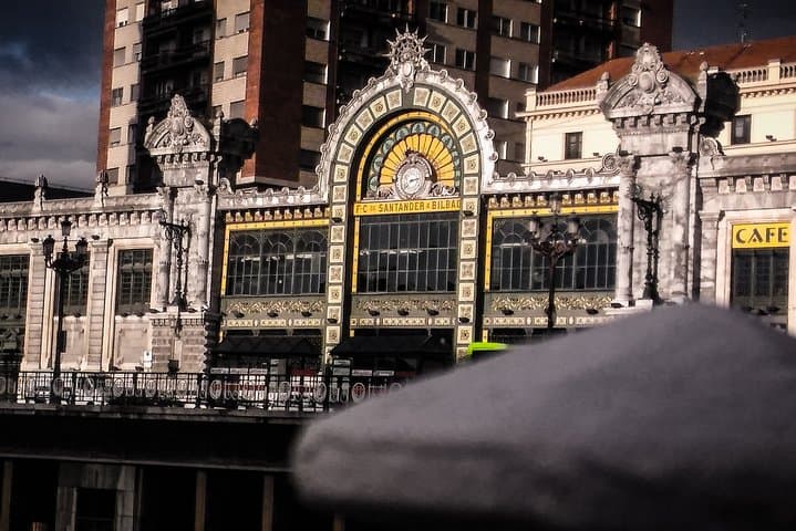 Surprise Walk of Bilbao with a Local