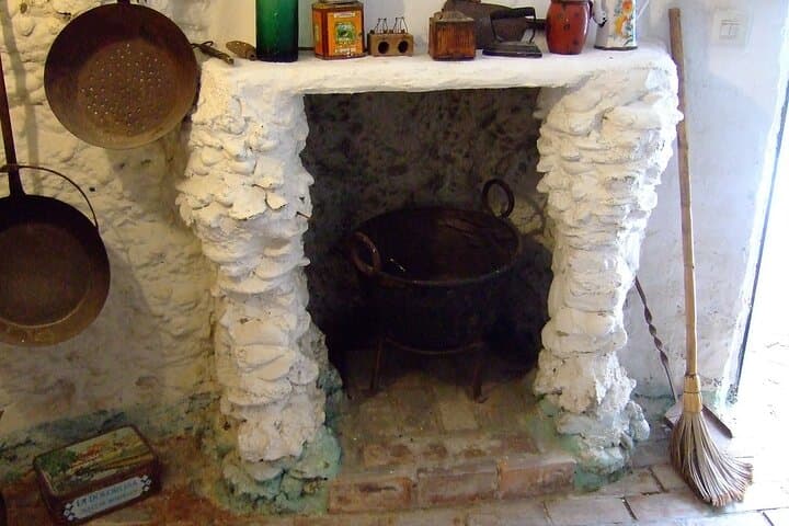 Touristic highlights of Sacromonte Caves on a Private full day tour with a local