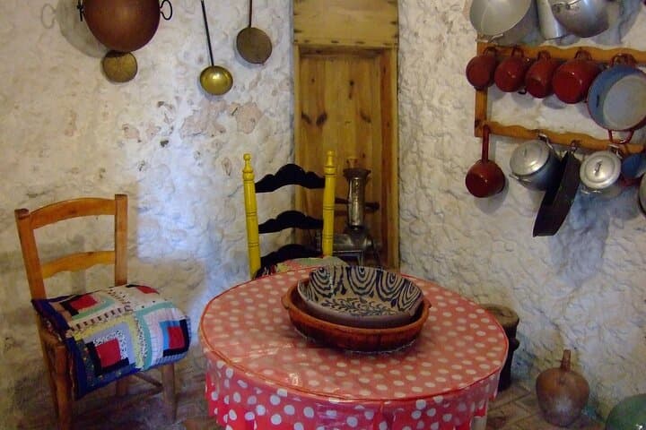 Private Day Trip to Sacromonte Caves from Granada with a local