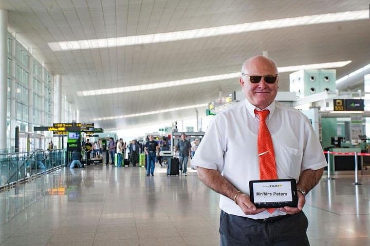 Private Arrival Transfer from El Prat Airport to Central Barcelona