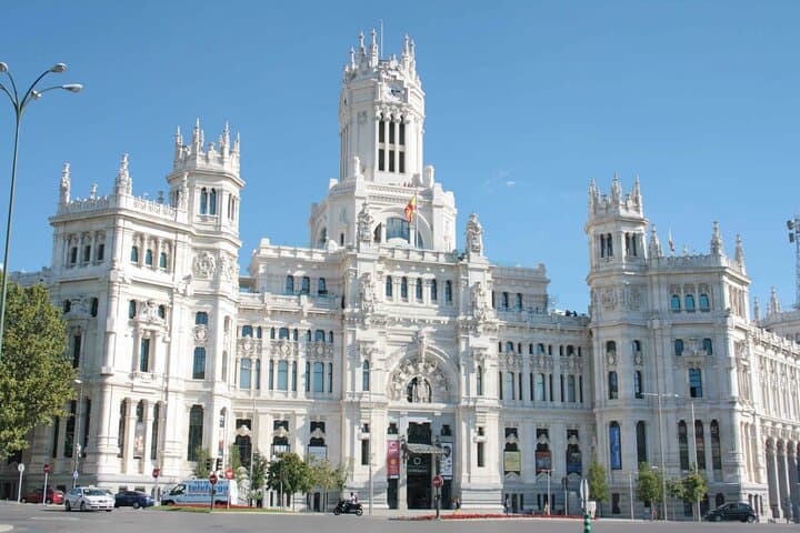 Arrival Transfer from Madrid Airport MAD to Madrid in Private Van