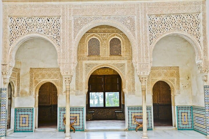 Alhambra and Albaicin Private Tour with official Guide