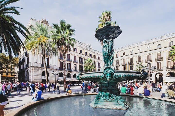 Barcelona Old Town Walking Tour with Local Expert