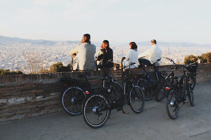 Private Barcelona Bike Tour, Gaudi's Art and Medieval Districts with Local Expert