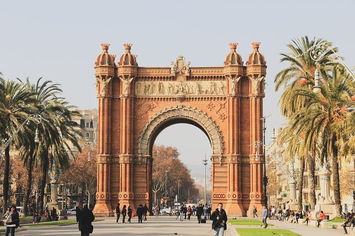 Private Barcelona Bike Tour, Gaudi's Art and Medieval Districts with Friendly Local Guide