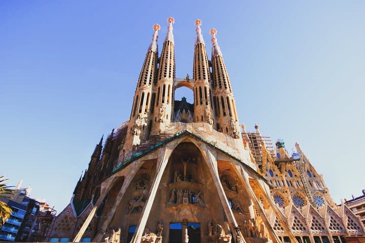 Barcelona Bike Tour, Gaudi's Art and Medieval Districts with Local Guide
