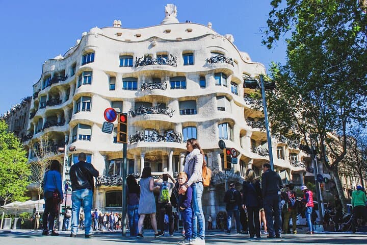 Barcelona Bike Tour, Gaudi's Art and Medieval Districts with Local Expert