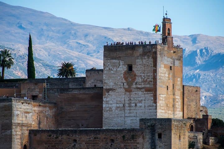 Alhambra Tour and Nazaries Palaces with Hammam Massage Experience