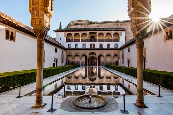 Alhambra Tour and Nazaries Palaces with Hammam Massage Experience