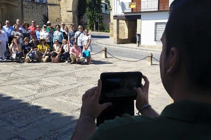 Guided tour in Baeza, in the Plaza del Pópulo.