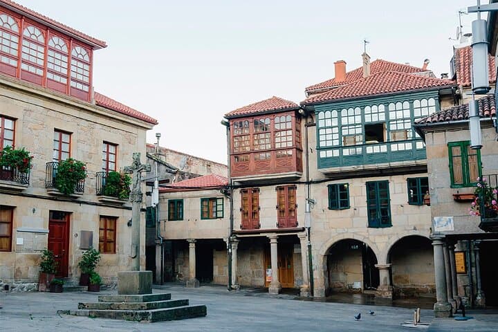 Our tour begins in the
‘Calle Duque de Tetuán’
named in memory of the Battle of Tetuán between Spain and Morocco in 1859, formerly known as Calle de las Emparedadas