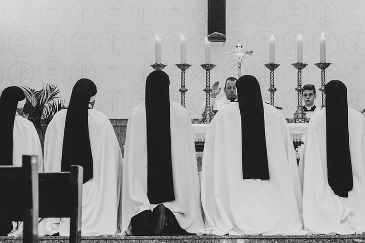 Cloistered nuns were subject to a religious enclosement
that consisted of a
sort of a sandwich between walls inside
a small cell. The nuns, dressed as penitents and
said goodbye to the world.