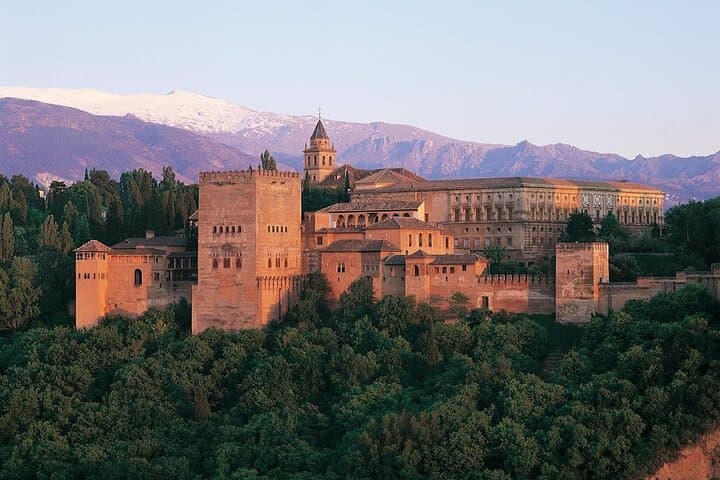 Granada Tour with Alhambra and Generalife Gardens from Seville