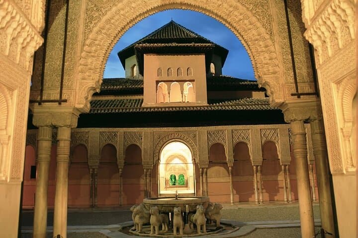 Granada Tour with Alhambra and Generalife Gardens from Seville