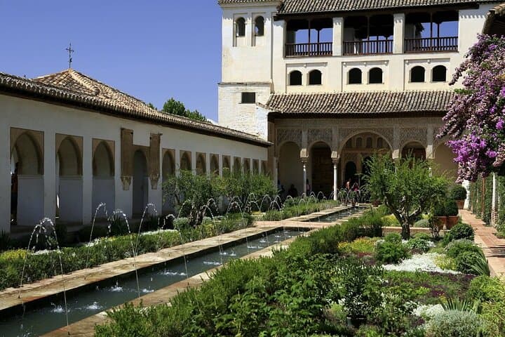Granada Tour with Alhambra and Generalife Gardens from Seville