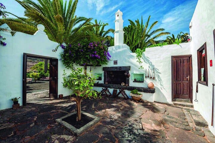 César Manrique: Northern Lanzarote Guided Tour
