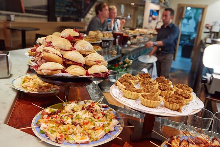 Private pintxo tour with D.O. wines in San Sebastian