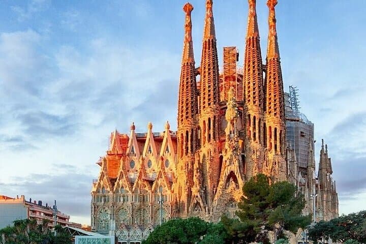 Sailing Experience,Sagrada Familia & Casa Battlo Small Group Tour