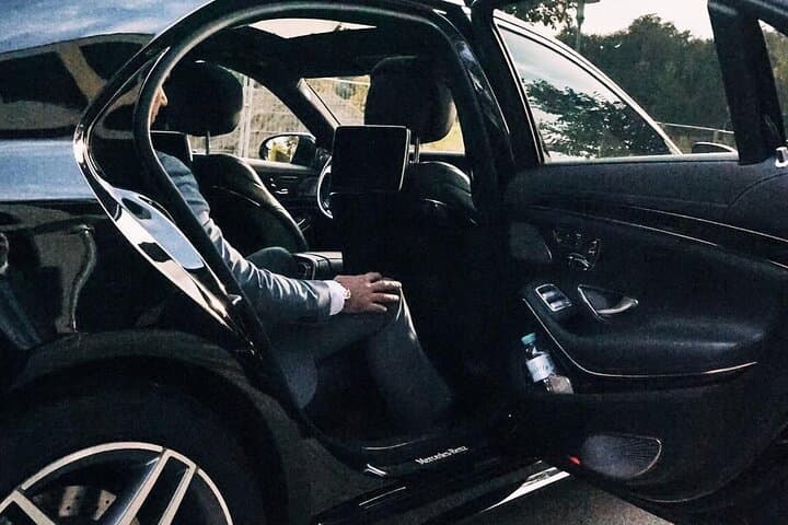 Arrival Transfer: Madrid Airport MAD to Madrid by Business Car