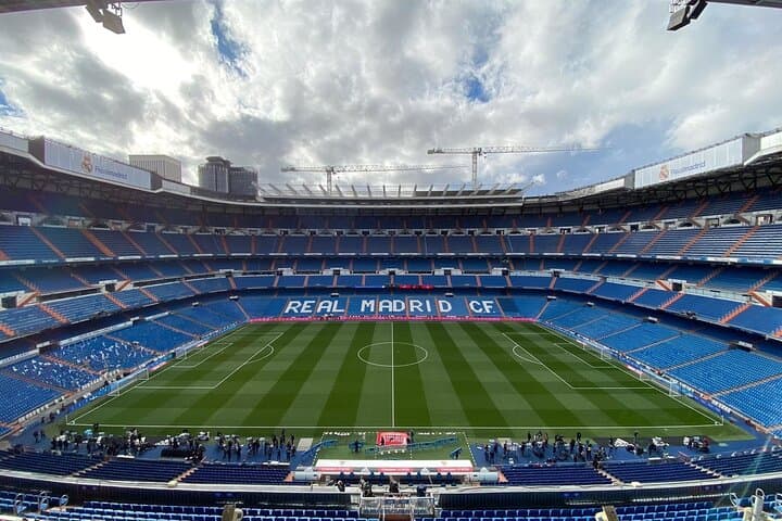 Madrid BIKE or EBIKE experience: Santiago Bernabeu Stadium and picnic