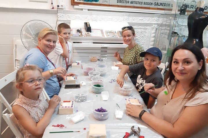 Mosaic class for families in Barcelona - Activities for families in Barcelona - be creative together