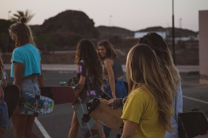 Lezioni di Surf per Beginner e Intermedi (6 persone a istruttore)
