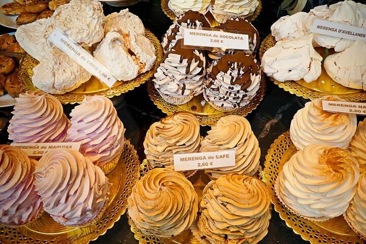 With Sweet Barcelona you will learn about the ingredients, their properties and the relationship with the festive calendar. The tour will take you through traditional bakeries and ovens.