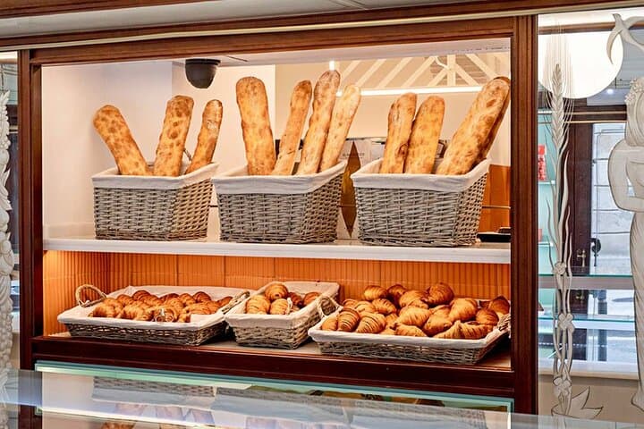 With Sweet Barcelona you will learn about the ingredients, their properties and the relationship with the festive calendar. The tour will take you through traditional bakeries and ovens.