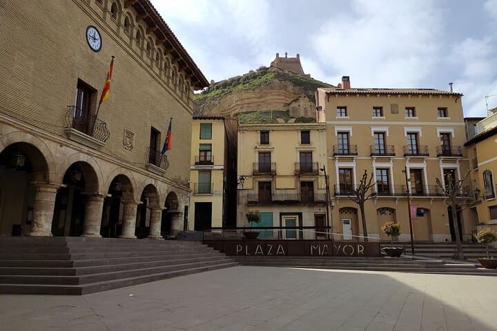 Guided tour of Monzón and the castle 3h.
