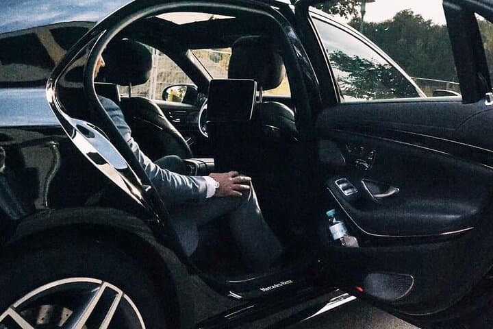 Arrival Transfer: Cruise Port to Barcelona by Business Car